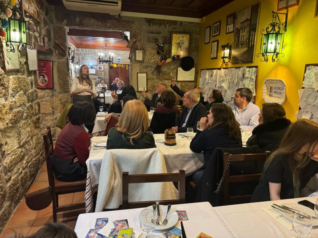 Sala do Cortiço cheia num evento do Rotary Club de Viseu, com convidados sentados às mesas