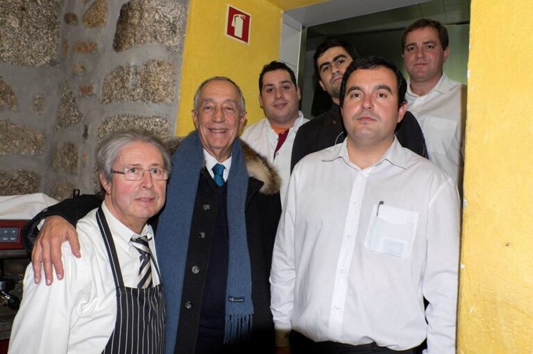 Marcelo Rebelo de Sousa com a equipa do Cortiço, em Viseu